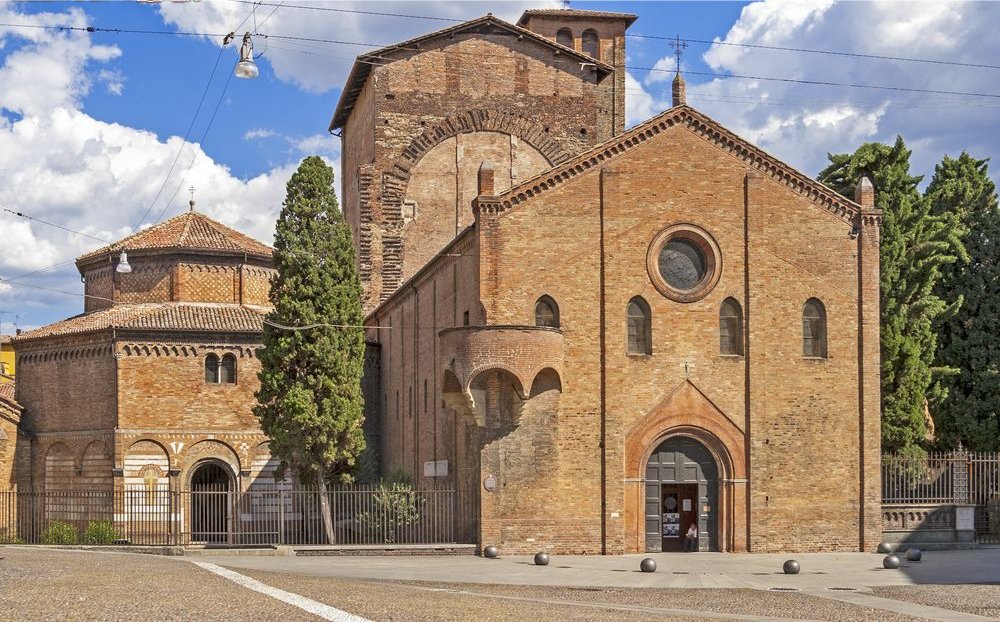 ingresso_del_complesso_delle_sette_chiese_la_basilica_di_santo_stefano_in_centro_a_bologna.jpg
